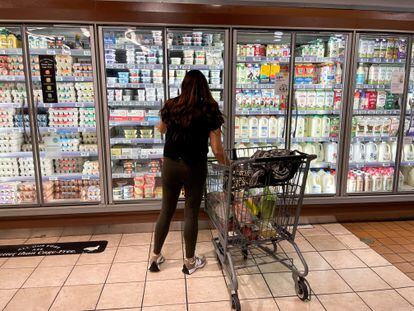 Una mujer haciendo la compra en un supermercado de Los Ángeles (California).