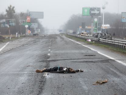 Un civil muerto en una autopista situada cerca de Bucha, a poco más de 20 kilómetros de Kiev (Ucrania).