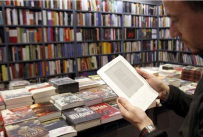 Un lector sostiene un Kindle, el libro electrónico de Amazon.