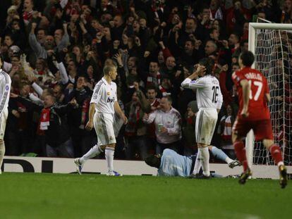 Gago, Cannavaro, Casillas, Heinze y Arbeloa, de rojo, tras encajar un gol de Gerrard durante el Liverpool-Madrid de 2009 disputado en Anfield Road.