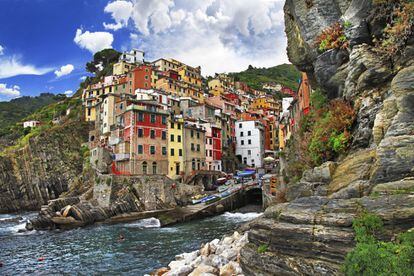 Los acantilados de la costa de Liguria, cerca de Génova, esconden una serie de bellos pueblecitos de colores pegados al mar que reciben el nombre de Cinque Terre (Cinco Tierras): Monterosso al Mare, Vernazza, Corniglia, Manarola y Riomaggiore (en la foto).