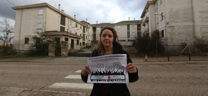 Carmen Rojo, concejal de Alcolea del Pinar (Guadalajara), delante del cuartel cerrado.
