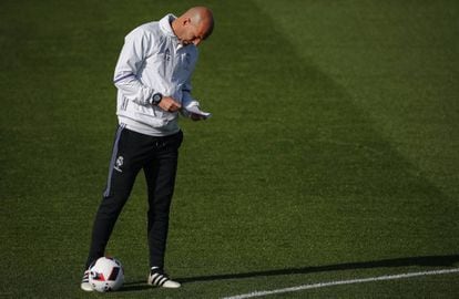 Zinedine Zidane revisa su libreta durante un entrenamiento. 