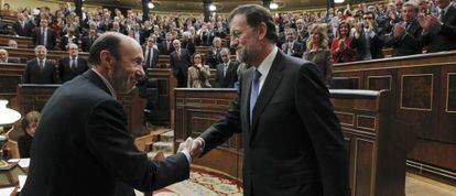Alfredo P&eacute;rez Rubalcaba y Mariano Rajoy se saludan tras la investidura del &uacute;ltimo como presidente del Gobierno. 