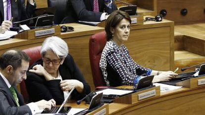 La presidenta del Gobierno de Navarra, Yolanda Barcina, abajo junto a la vicepresidenta y consejera de Hacienda, Lourdes Goicoechea. 