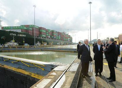 El presidente panameño, Ricardo Martinelli, junto a su homólogo chileno, Sebastián Piñera, en las esclusas de Miraflores en el Canal de Panamá.