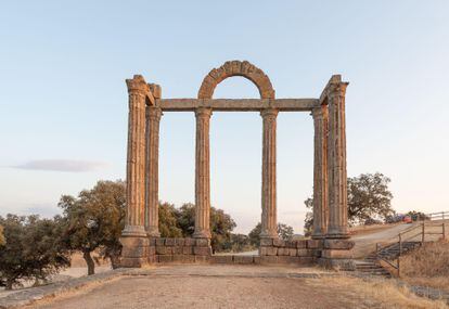 Los Mármoles (Bohonal de Ibor, Cáceres). Los Mármoles es como llaman al templo romano de Augustobriga, el cual se sacó de la población de Talavera la Vieja en 1963, poco antes de que se tragaran a esta las aguas del embalse de Valdecañas, en cuya orilla hoy se recorta solitario y fantasmal. Y precioso, sobre todo al amanecer, cuando el sol naciente dora sus sillares. Pese a su nombre, no es de mármol, sino de granito. ¿Y cuando baja el nivel del Tajo represado, se ve algo más de aquella población bimilenaria? No mucho, porque fue dinamitada.