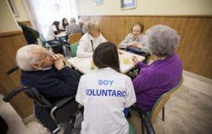 Empleados de Mutua Madrileña acompañan a personas mayores en una residencia de ancianos.