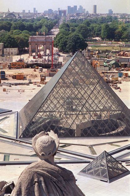 El arquitecto Chien Chung Pei, que colaboró con su padre en el diseño, recuerda ahora que "el problema era político, no de arquitectura". "Tuvimos dudas, pero siempre contamos con el apoyo fuerte del presidente", rememora en declaraciones difundidas por el museo. En la imagen, vista de la pirámide del Louvre, en 1988.