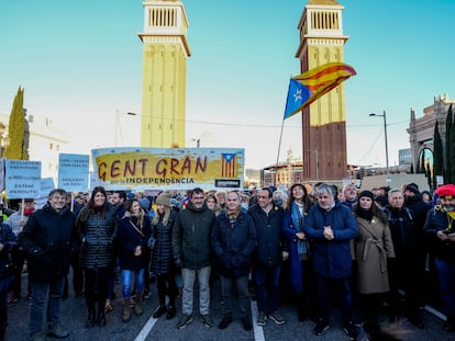 Josep Rull, fotografiado entre Jordi Turull y Laura Borràs, durante la manifestación contra la cumbre hispanofrancesa del pasado mes de enero en Barcelona.