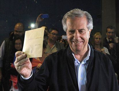 L'expresident i candidat Tabaré Vázquez votant aquest diumenge.