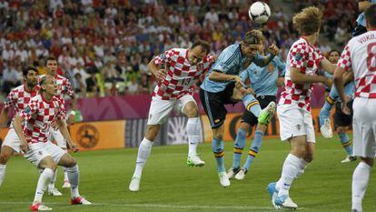 Torres remata un lanzamiento de esquina durante el partido ante Croacia.