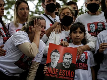 Familiares y allegados de Dom Philips y de Bruno Araújo participan de un acto de protesta por sus desapariciones, en Río de Janeiro (Brasil).