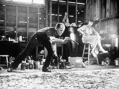 Jackson Pollock trabajando en su obra <i>One.Number 31</i><b> (1950).