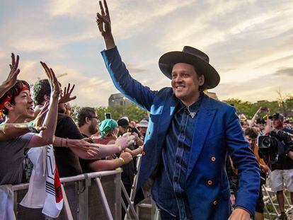 Win Butler, de Arcade Fire, saluda a sus seguidores en el Forecastle Music Festival, en San Diego, este 15 de julio.