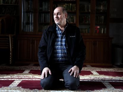 Abu Omar, trabajador de la construción palestino, en una mezquita en Ramala, Cisjordania, el lunes.