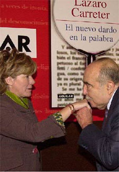 El ex director de la RAE saluda a la ministra de Cultura Pilar del Castillo antes de la presentación de su libro <i>El nuevo dardo en la palabra</i>, hoy en Madrid.