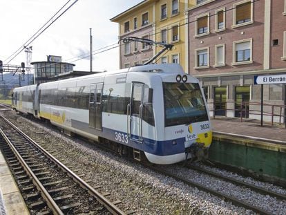 Tren de la división Feve circula por la localidad asturiana de El Berrón.