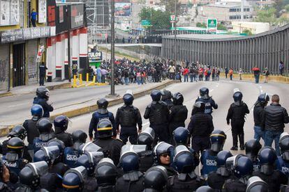 Unos 500 jóvenes con los rostros cubiertos bloquearon este jueves una de las avenidas clave para ingresar al Aeropuerto Internacional de Ciudad de México, en el inicio de una larga jornada de protestas a nivel nacional en solidaridad con los 43 estudiantes desaparecidos hace casi dos meses.