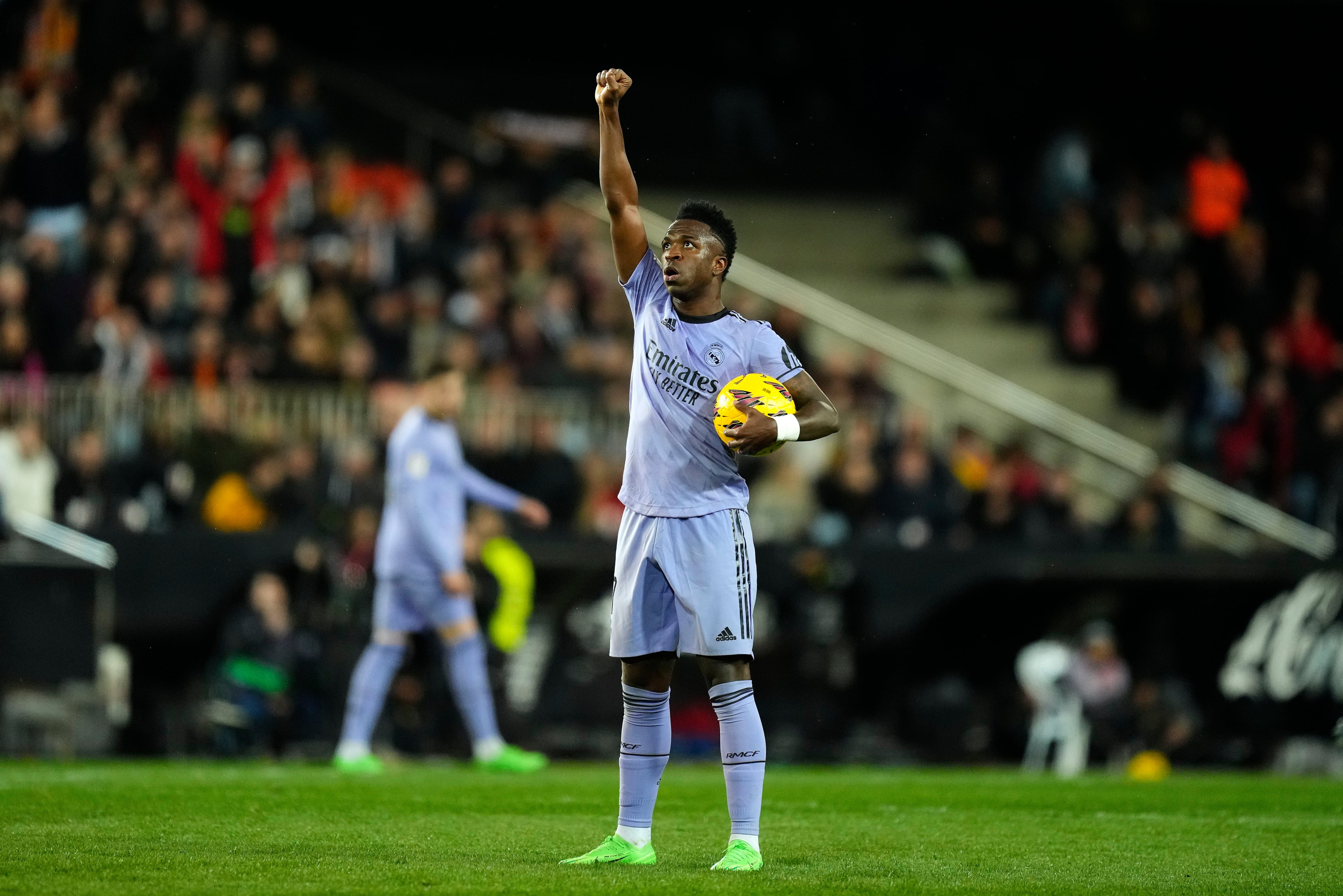Vinicius celebra con el gesto de black power uno de sus goles en Mestalla.