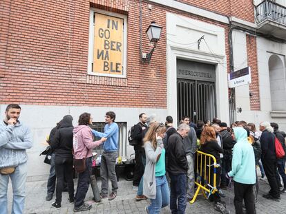 Vecinos concentrados en la puerta del centro social okupado La Ingobernable, en junio de 2018.