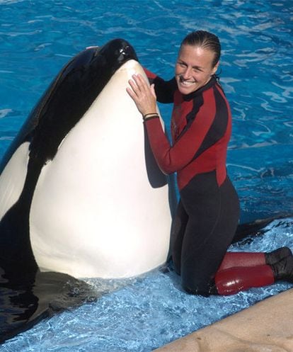 La entrenadora Dawn Brancheau con una de las orcas a las que entrenaba, en una imagen de diciembre de 2005