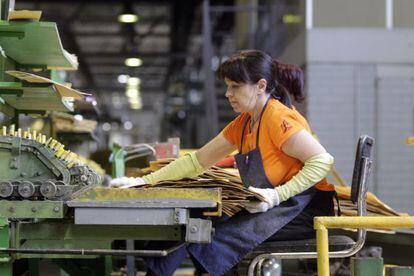 Trabajadora en una f&aacute;brica de contrachapado en Riga. 