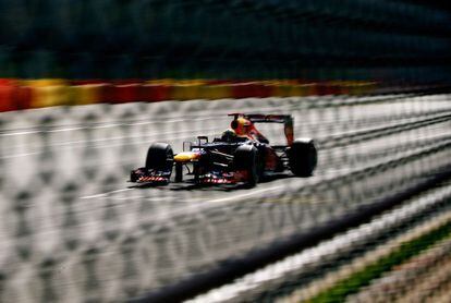 Sebastian Vettel a través de la valla de la línea de meta.