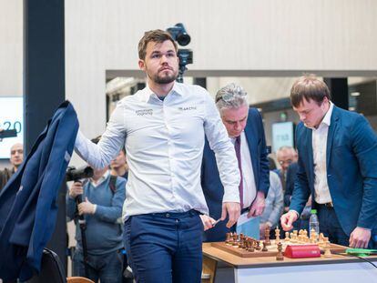 Magnus Carlsen, este viernes, se aleja de la mesa de juego tras una de sus victorias en el Mundial de Rápidas