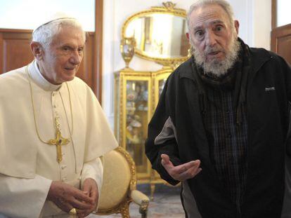Benedicto XVI durante la reunión que ha mantenido con Fidel Castro.