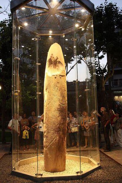 El menhir de Mollet, localizado en 2009, en su ubicación actual.