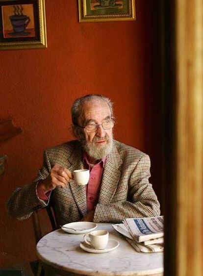 Ángel González, el pasado diciembre en un café de Oviedo.