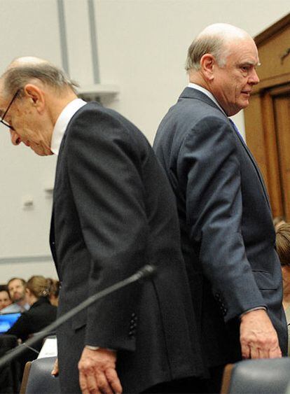 Alan Greenspan, izquierda, junto a John Snow.
