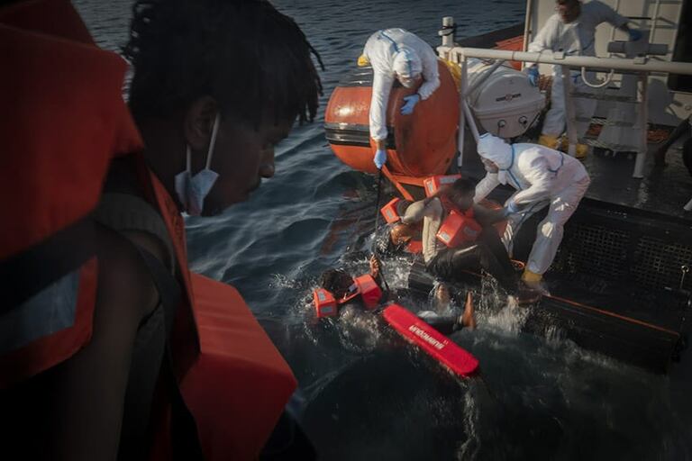 Rescate de varios migrantes, el viernes, en el mar.