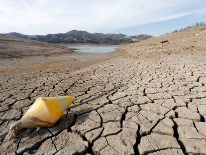 El embalse de La Viñuela, en Málaga, está apenas al 15% de su capacidad debido a la sequía que sufre el sur de la Península.