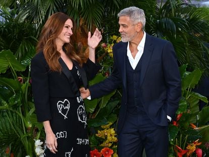 Julia Roberts y George Clooney, durante el estreno mundial de 'Viaje al paraíso' en Londres, el 7 de 2022.