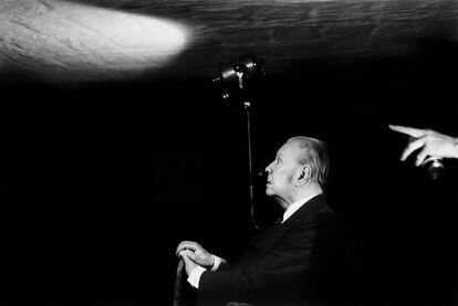 Jorge Luis Borges retratado por Daniel Mordzinski.