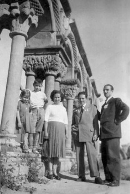 Madrid, años cincuenta: Patrocinio y sus hijos Marisa, Julio y Juan Manuel Ortiz (desde la izquierda) posan ante el claustro para un retrato familiar con Vicente, un amigo de este último.