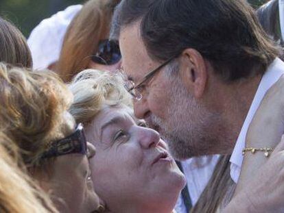Rajoy saluda a sus admiradoras en el acto de inauguración del curso político el sábado en el Castillo de Soutomaior (Pontevedra).