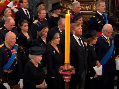 Captura de vídeo de los reyes de España, Felipe VI y Letizia, junto a los eméritos, Juan Carlos y Sofía, y el resto de representantes de las monarquía europeas, en el funeral de Isabel II en la abadía de Westminster.