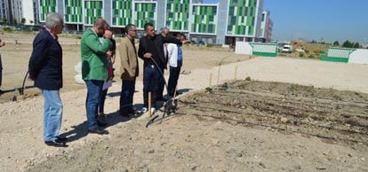 José Maria Fraile (con cazadora beige), entonces alcalde, visita los huertos urbanos de Parla en junio de 2014.