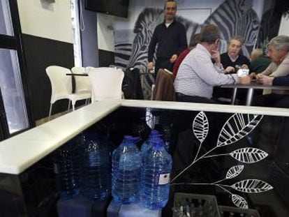 Garrafas de agua en el interior de un bar en Alzira.