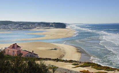 La playa de Foz do Arelho, en la región portuguesa de Óbidos.