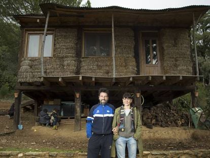 Juan Jesús Pérez y María Puente, vecinos denunciados por la construcción de una casa edificada en El Calabacino, una aldea de Alájar (Huelva)