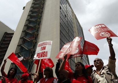 Cientos de trabajadores de la estatal Petróleos de Venezuela (PDVSA) protestan en la sede de la compañía en Caracas por las sanciones de EE UU