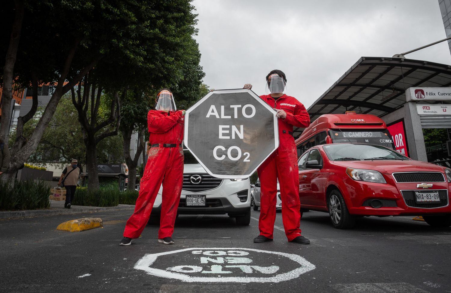 Acitivistas intervinieron la Avenida Insurgentes en Ciudad de México para exigir al Gobierno que la ciclovía emergente sea instalada de manera permanente.