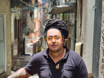 El activista brasileño Jota Marques en Ciudad de Dios (Río de Janeiro).
