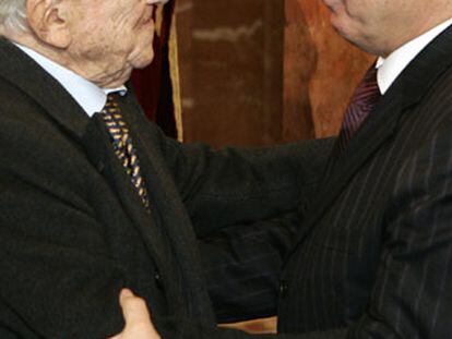 Santiago Carrillo y Javier Rojo se saludan.