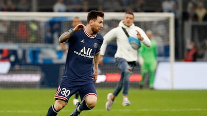 Messi conduce la pelota con un espontáneo al fondo, dirigiéndose hacia él.