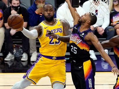 Bridges intenta frenar a LeBron James en el Suns-Lakers.